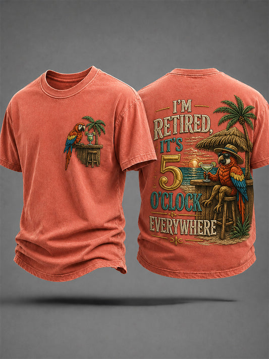 Camiseta casual masculina com estampa de papagaio: “Estou aposentado, são 5 horas em qualquer lugar”