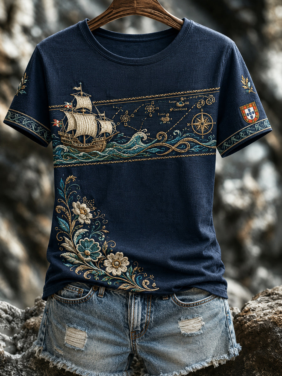 Camiseta Feminina com Estampa Artística de Elementos do Espírito Náutico Português