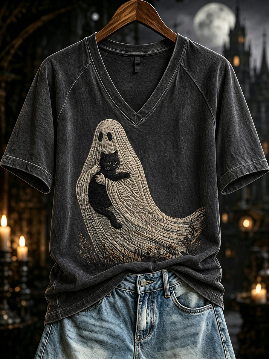 Camiseta feminina com estampa de fantasma segurando um gato, decote em V e mangas curtas