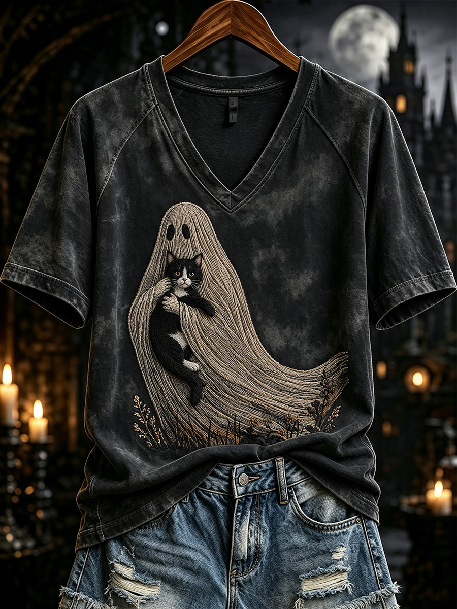 Um fantasma segurando um gato feminino imprime t-shirt de manga curta com decote em V