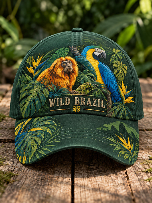 Chapéu com estampas temáticas de animais tropicais