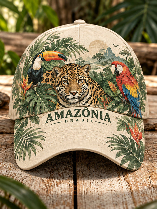 Chapéu com estampas temáticas de animais tropicais
